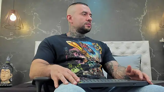 Snapshot of BruceDallas chatting on January 22, 9:33 pm BruceDallas online show from January 22, 9:33 pm