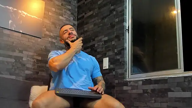 Snapshot of BruceDallas chatting on September 19, 1:18 am BruceDallas online show from September 19, 1:18 am