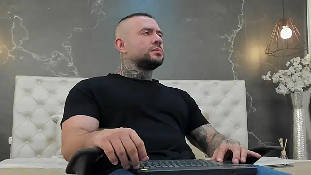 Snapshot of BruceDallas chatting on January 30, 12:07 am BruceDallas online show from January 30, 12:07 am