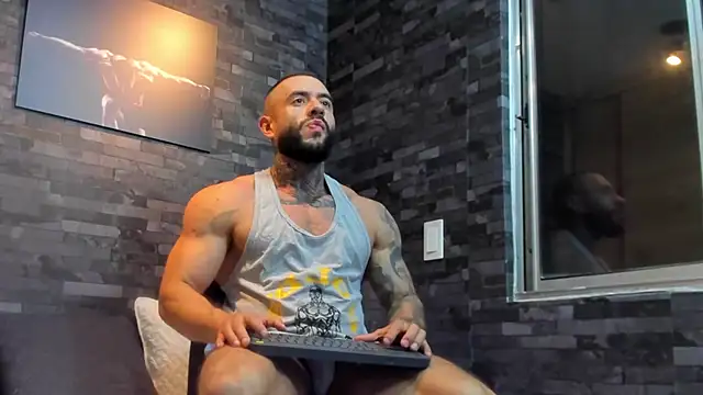 Snapshot of BruceDallas chatting on October 6, 11:31 pm BruceDallas online show from October 6, 11:31 pm