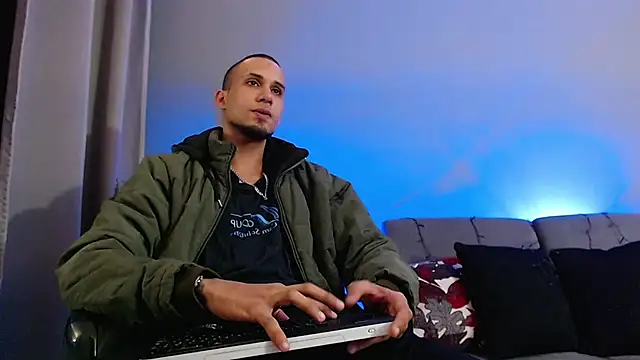 MagnusFrost online show from December 7, 5:04 am