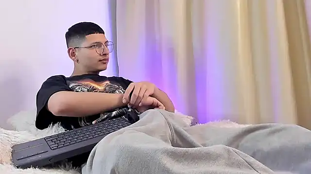 a lejandro 0 8 online show from December 18, 3:15 am