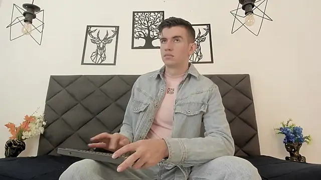 MikaelSlow online show from February 8, 3:30 am