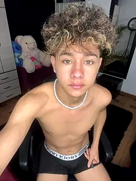 Snapshot of DavidfullOFlove chatting on September 24, 4:01 am DavidfullOFlove online show from September 24, 4:01 am