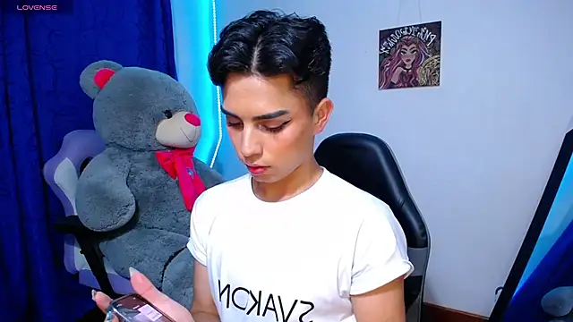 OwenBluee online show from May 28, 6:44 am