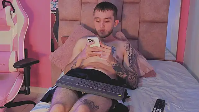 Dylanwhite23  online show from May 1, 3:43 am