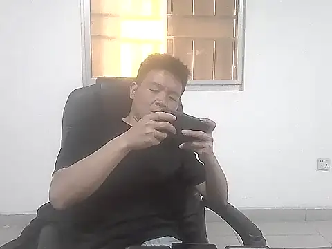 kisstoyousoon2024 online show from October 11, 3:27 pm