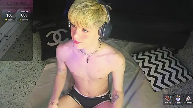 VladHellsing4 online show from November 25, 1:57 pm