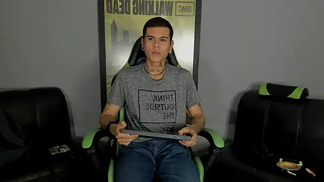 Snapshot of jamesinked_ chatting on February 3, 2:03 am jamesinked  online show from February 3, 2:03 am