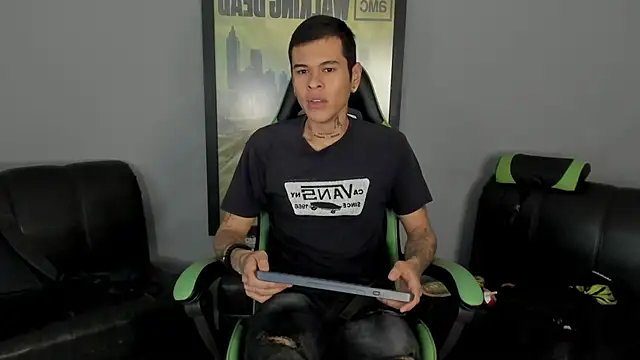 Snapshot of jamesinked_ chatting on February 9, 6:37 pm jamesinked  online show from February 9, 6:37 pm