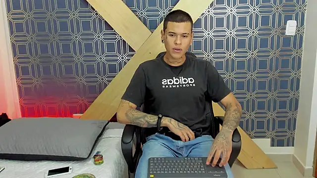 Snapshot of jamesinked_ chatting on January 7, 2:05 pm jamesinked  online show from January 7, 2:05 pm