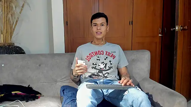 Snapshot of jamesinked_ chatting on October 18, 2:27 am jamesinked  online show from October 18, 2:27 am