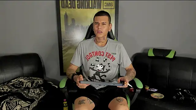 Snapshot of jamesinked_ chatting on January 4, 2:14 am jamesinked  online show from January 4, 2:14 am