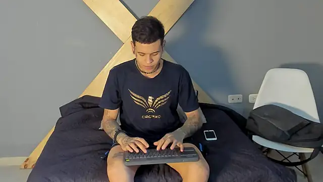 Snapshot of jamesinked_ chatting on December 5, 2:33 pm jamesinked  online show from December 5, 2:33 pm