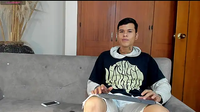 Snapshot of jamesinked_ chatting on October 28, 1:19 am jamesinked  online show from October 28, 1:19 am