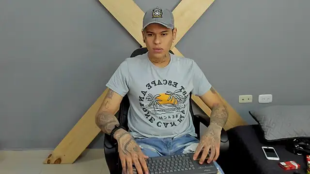 Snapshot of jamesinked_ chatting on December 13, 2:27 pm jamesinked  online show from December 13, 2:27 pm