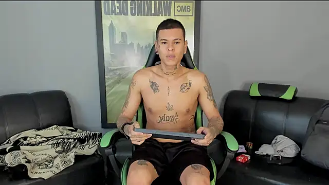 Snapshot of jamesinked_ chatting on January 4, 7:02 pm jamesinked  online show from January 4, 7:02 pm