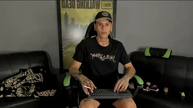 Snapshot of jamesinked_ chatting on January 10, 1:53 am jamesinked  online show from January 10, 1:53 am