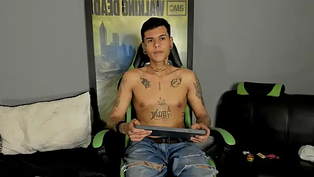 Snapshot of jamesinked_ chatting on March 22, 2:27 am jamesinked  online show from March 22, 2:27 am