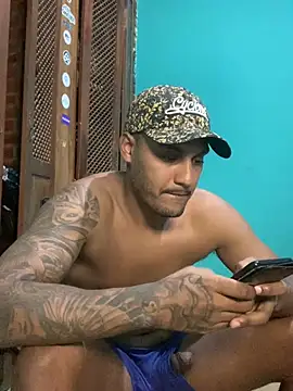 Snapshot of Pinocchiu chatting on February 24, 11:19 pm Pinocchiu online show from February 24, 11:19 pm