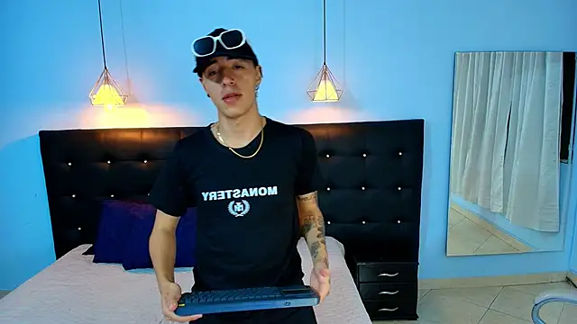 Lobo 17  online show from December 24, 4:00 am