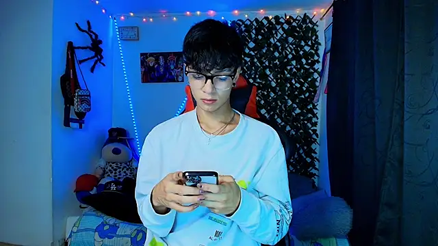 Snapshot of twink_sebas_ chatting on February 16, 4:20 am twink sebas  online show from February 16, 4:20 am