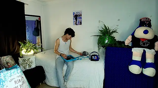 Snapshot of twink_sebas_ chatting on October 17, 3:21 am twink sebas  online show from October 17, 3:21 am