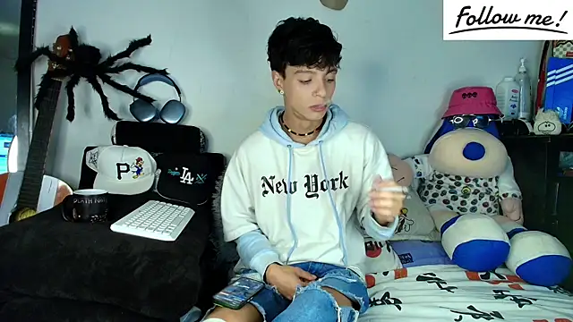 Snapshot of twink_sebas_ chatting on December 12, 5:10 am twink sebas  online show from December 12, 5:10 am