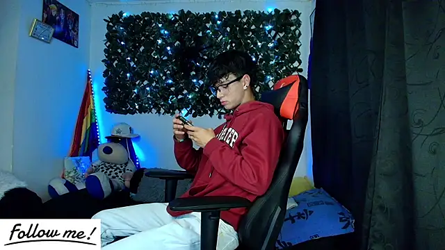 Snapshot of twink_sebas_ chatting on January 11, 4:16 am twink sebas  online show from January 11, 4:16 am