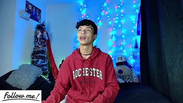 Snapshot of twink_sebas_ chatting on January 1, 8:02 am twink sebas  online show from January 1, 8:02 am