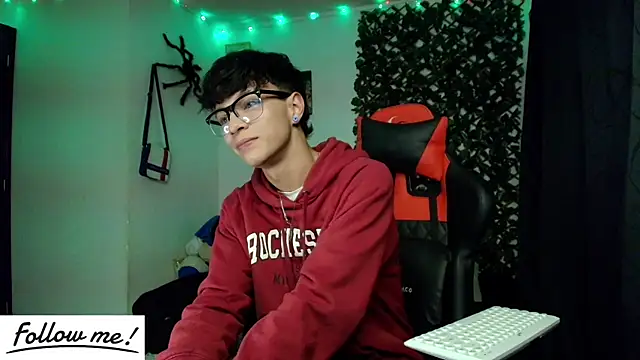 Snapshot of twink_sebas_ chatting on January 22, 6:10 am twink sebas  online show from January 22, 6:10 am