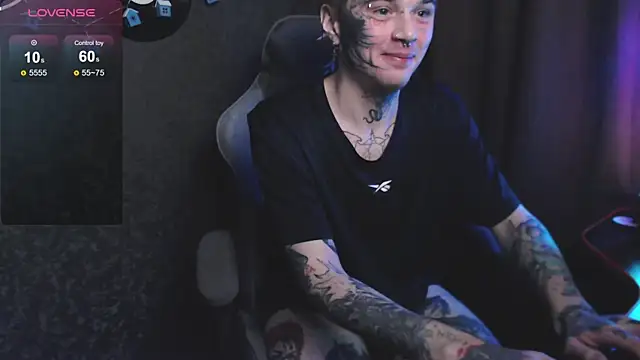 Snapshot of lonelycrystal chatting on January 6, 8:18 pm lonelycrystal online show from January 6, 8:18 pm