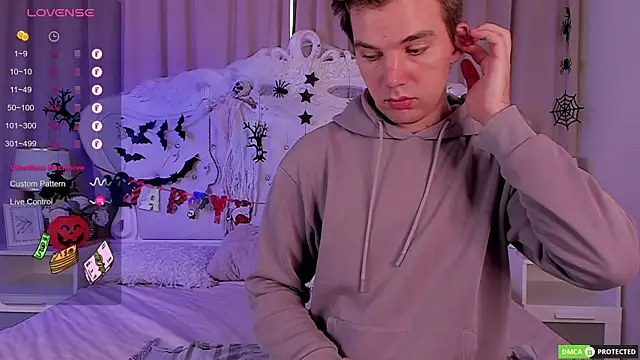 ArthurWhitee online show from October 17, 3:10 am