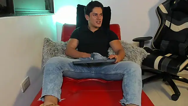 julian wallace online show from April 9, 6:19 am