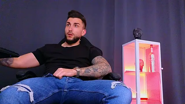 MightyAaron66 online show from February 4, 2:32 pm