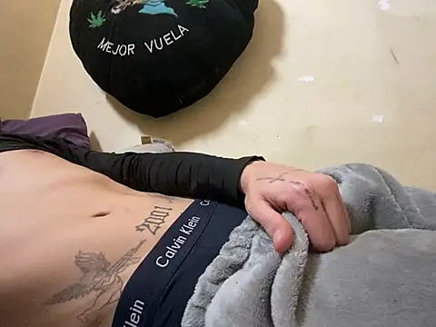 Snapshot of oscaar_mb22 chatting on January 28, 12:26 am oscaar mb22 online show from January 28, 12:26 am