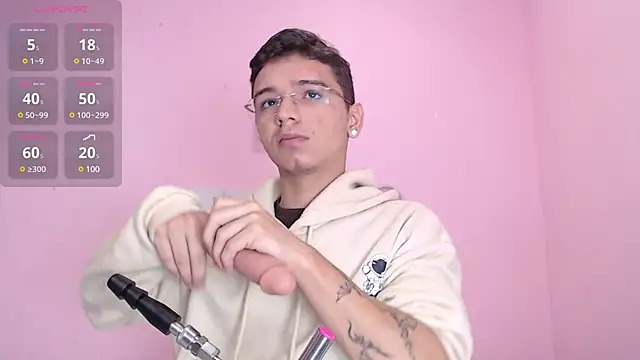 Ian Castillo  online show from December 7, 11:18 am