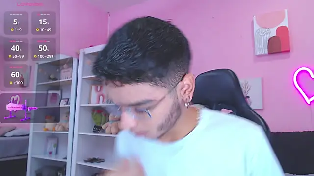 Ian Castillo  online show from February 4, 11:16 am