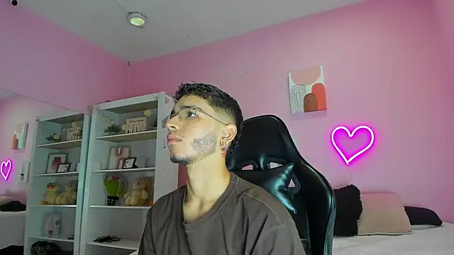 Ian Castillo  online show from February 21, 11:11 am