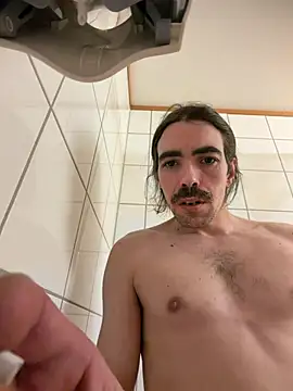 wolfwhite95 online show from April 11, 1:24 am