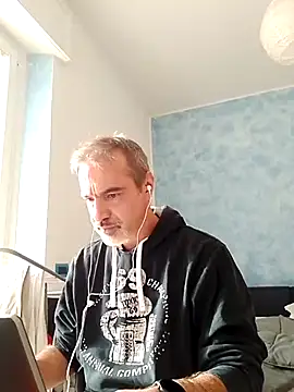 Snapshot of Marcolino183 chatting on December 13, 11:23 am Marcolino183 online show from December 13, 11:23 am