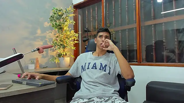 kieran derek online show from December 11, 7:43 pm