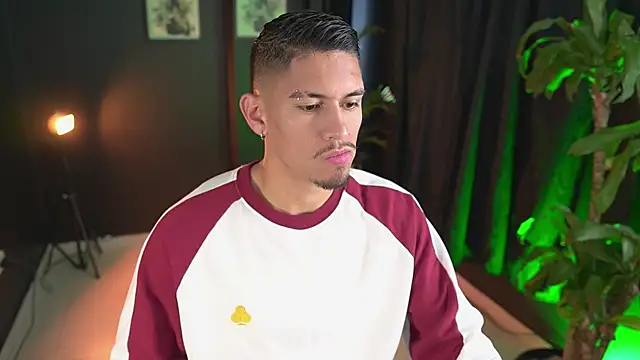 Aaronfox x online show from April 9, 2:45 pm