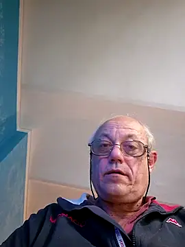 Snapshot of gianbragallini chatting on October 3, 7:35 am gianbragallini online show from October 3, 7:35 am