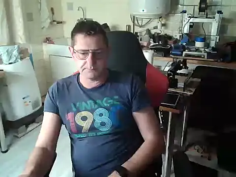 Snapshot of snork80 chatting on October 21, 8:17 am snork80 online show from October 21, 8:17 am