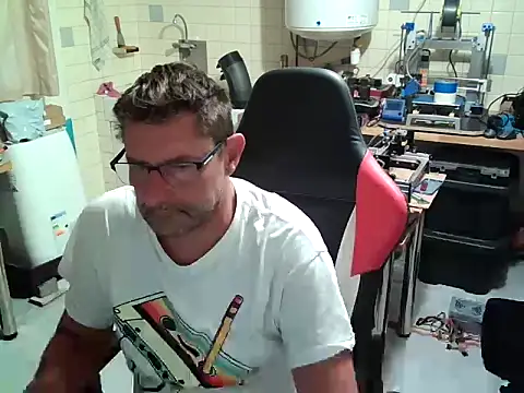 Snapshot of snork80 chatting on October 28, 9:23 am snork80 online show from October 28, 9:23 am