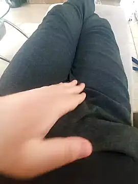 Snapshot of reelciii21 chatting on February 4, 1:06 pm reelciii21 online show from February 4, 1:06 pm