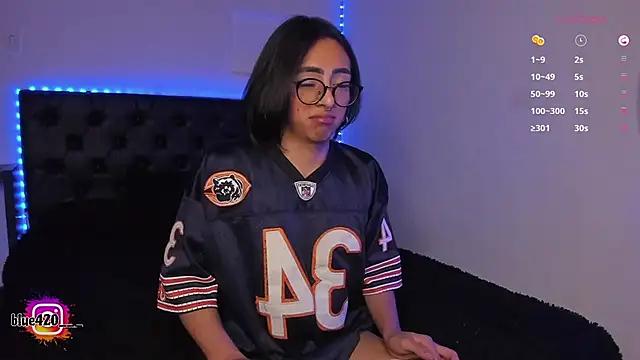 Snapshot of Skyler__blue4 chatting on February 24, 12:20 am Skyler  blue4 online show from February 24, 12:20 am