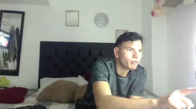 Latin Boy24 online show from December 31, 6:46 pm