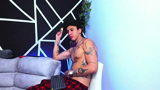 JUSTIN FULLER1 online show from February 10, 1:03 am